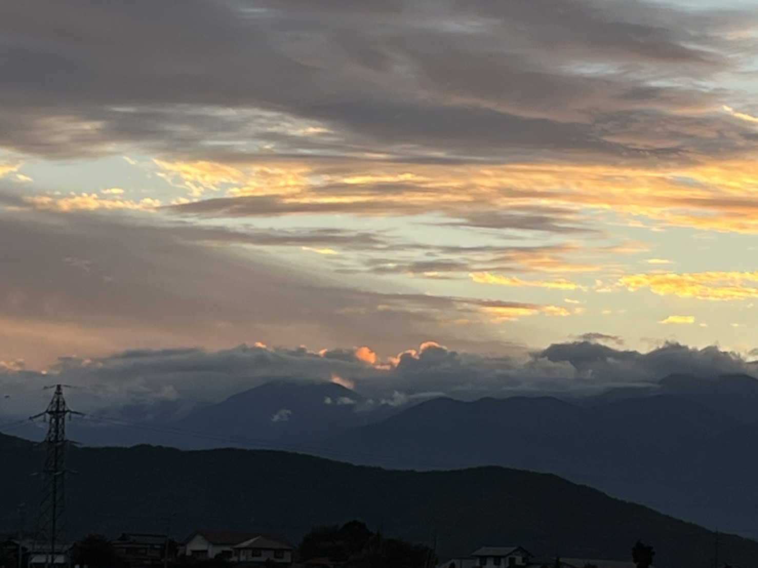 高遠の山と夕雲